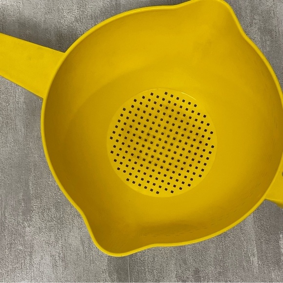 Bright Yellow vintage Tupperware Strainer​ - Picture 1 of 5